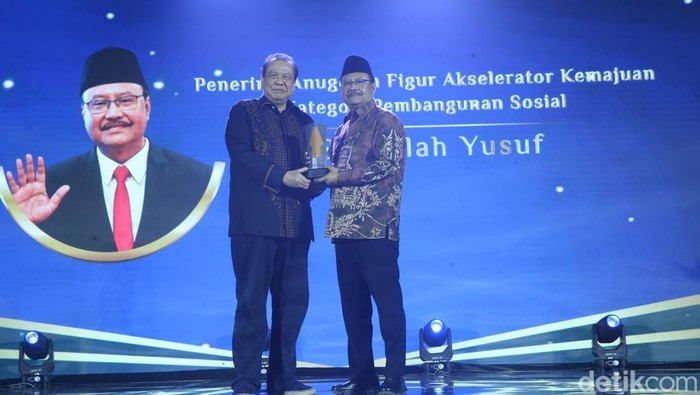 Menteri Sosial Saifullah Yusuf menerima detikJatim Awards dari Chairman sekaligus Founder CT Corp, Chairul Tanjung.