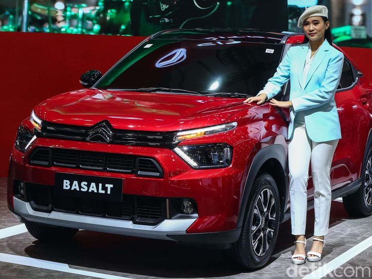 Merah Merona Citroen Basalt di GJAW 2024