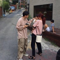 Keduanya terpaut 9 tahun. Saat mengkonfirmasi hubungan asmaranya, Lee Dong Hwi berusia 32 tahun, sedangkan Jung Ho Yeon masih menginjak 23 tahun. Foto: Instagram