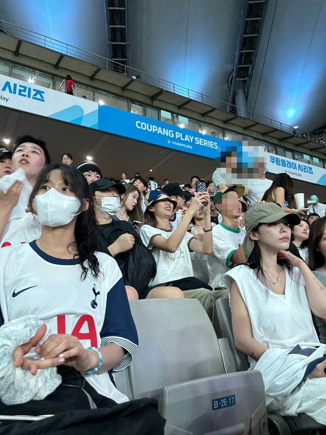 Pada awal bulan Agustus 2024, Lee Dong Hwi dan Jung Ho Yeon juga sempat terciduk kencan, menonton pertandingan bola antara Spurs melawan Bayern Game. Foto: Instagram