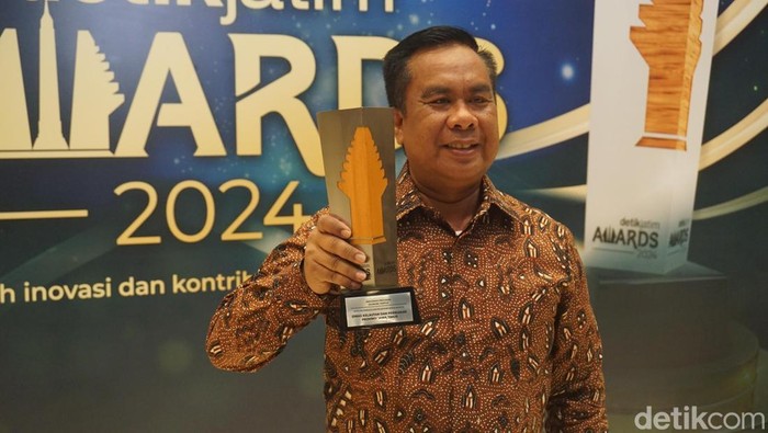 Muhammad Isa Anshori, Kepala Dinas Kelautan dan Perikanan saat menerima detikJatim Awards 2024