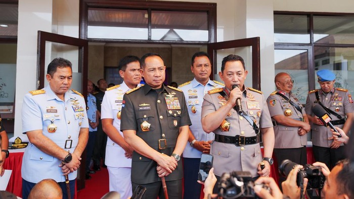 Panglima TNI Jenderal Agus Subiyanto (kiri) dan Kapolri Jenderal Listyo Sigit Prabowo (kanan).