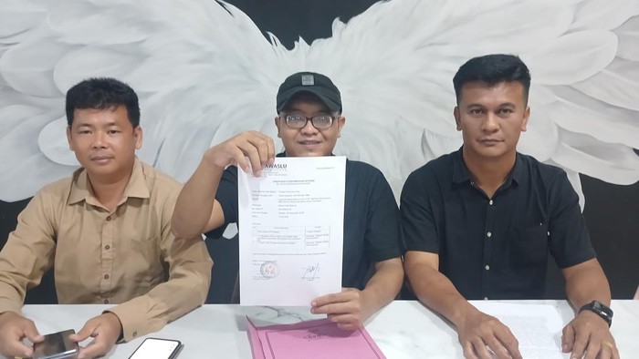 Pelapor Yustitia Pudji Asia Putra saat memberikan keterangan usai membuat laporan di Bawaslu Batam.