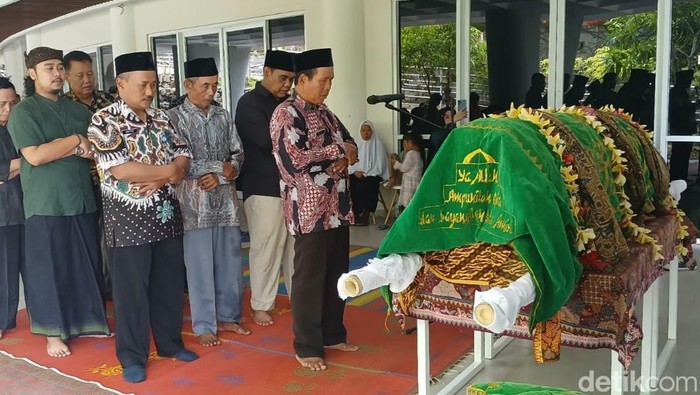 Pelayat melakukan salat jenazah Dakri perintis Situs Purbakala Semedo, Tegal, Selasa (26/11/2024).