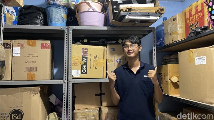 Pemilik bisnis Kost Box, Risky Usada saat ditemui di rumahnya yang juga jadi tempat usahanya penitipan barang kos di wilayah Demangan Baru, Caturtunggal, Depok, Sleman, Selasa (26/11/2024).