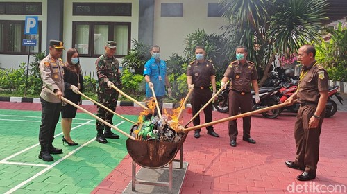 Pemusnahan barang bukti kejahatan di Kejari Karangasem, Bali, Selasa (26/11/2024).