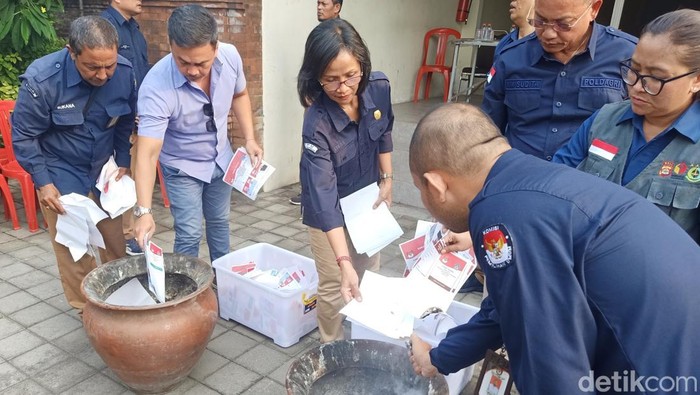 Pemusnahan ribuan surat suara rusak dan kelebihan Pilkada Serentak 2024 di gedung Padepokan Perisai Diri, Tembawu, Penatih, Denpasar, Bali pada Selasa (26/11/2024). (Ni Made Lastri Karsiani Putri)