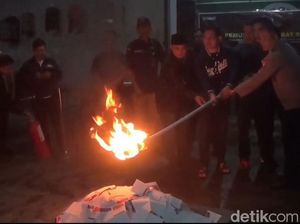 Kala Surat Suara Pilkada Sumedang yang Rusak Dibakar Jadi Abu