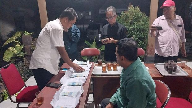 Penampakan 6 bundelan uang barang bukti money politics di Kalurahan Sendangmulyo, Sleman, Minggu (24/11/2024).