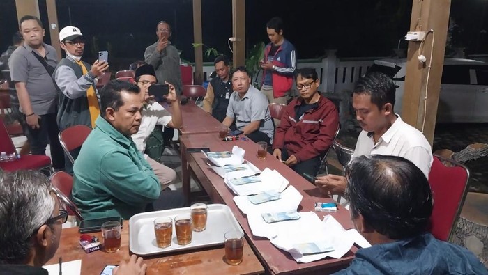 Penampakan 6 bundelan uang barang bukti money politics di Kalurahan Sendangmulyo, Sleman, Minggu (24/11/2024).