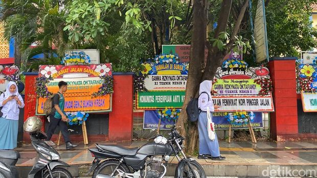 Karangan bunga berjejer di SMKN 4 Semarang, Kelurahan Mugassari, Kecamatan Semarang Selatan, Selasa (26/11/2024).