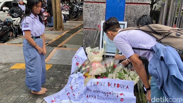 Karangan bunga berjejer di SMKN 4 Semarang, Kelurahan Mugassari, Kecamatan Semarang Selatan, Selasa (26/11/2024).