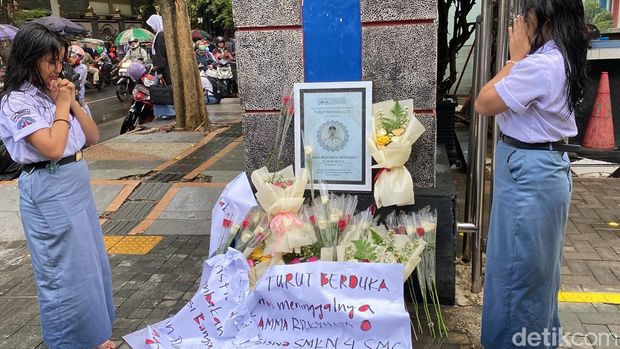 Karangan bunga berjejer di SMKN 4 Semarang, Kelurahan Mugassari, Kecamatan Semarang Selatan, Selasa (26/11/2024).