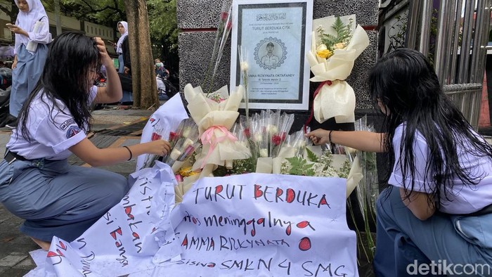 Karangan bunga berjejer di SMKN 4 Semarang, Kelurahan Mugassari, Kecamatan Semarang Selatan, Selasa (26/11/2024).