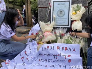 Siswa Tewas Ditembak Polisi, Karangan Bunga Berjajar di SMKN 4 Semarang
