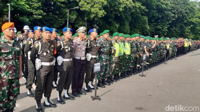 Apel gelar pasukan jelang Pilkada 2024, di Stadion Manahan Solo, Selasa (26/11/2024).