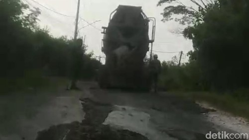 Jalan Awen Lelateng-Pengambengan tiba-tiba dicor menggunakan semen, Selasa (26/11/2024). (Istimewa)