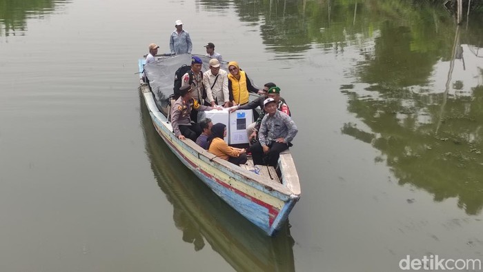Pengiriman logistik Pilkada 2024 ke daerah terpencil di Sidoarjo.