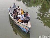 Perahu Antar Logistik Pilkada ke 3 Daerah Terpencil di Sidoarjo