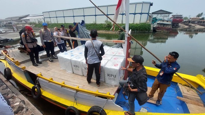 Pengiriman Logistik Pilkada Probolinggo ke Pulau Gili Ketapang