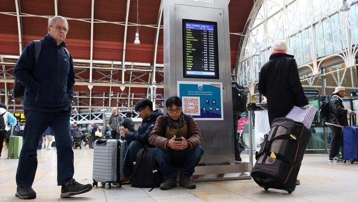 Penumpang Kereta di London Terlantar Saat Badai Bert Menerjang Inggris Rail passengers wait with their luggage following train cancellations caused due to Storm Bert at Paddington Station in London, Britain November 25, 2024. REUTERS/Mina Kim TPX IMAGES OF THE DAY