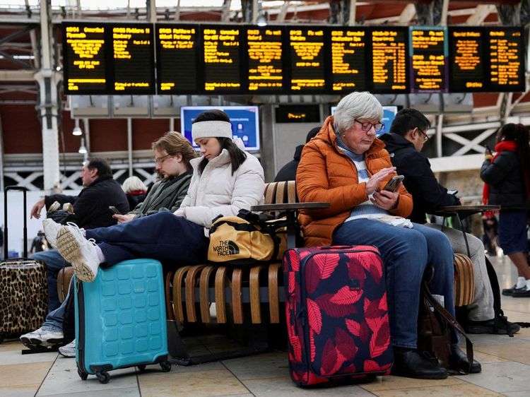 Penumpang Kereta di London Terlantar Saat Badai Bert Menerjang Inggris