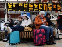 Penumpang Kereta di London Terlantar Saat Badai Bert Menerjang Inggris