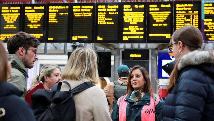 Penumpang Kereta di London Terlantar Saat Badai Bert Menerjang Inggris Rail passengers wait with their luggage following train cancellations caused due to Storm Bert at Paddington Station in London, Britain November 25, 2024. REUTERS/Mina Kim TPX IMAGES OF THE DAY