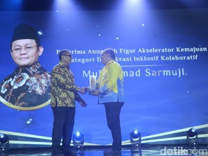 Sarmuji Sabet Anugerah Figur Akselerator Kemajuan detikJatim Awards 2024