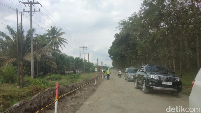 Perbaikan ruas jalan provinsi di Asahan yang rusak mulai dikerjakan.