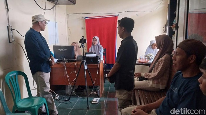 Pemilih pemula di Kecamatan Lingsar, lakukan perekaman E-KTP di Kantor Camat, Selasa (26/11/2024). (Ahmad Viqi/detikBali).