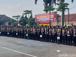 2 Polisi Jaga 12-17 TPS Saat Pilkada Serentak Cimahi dan KBB