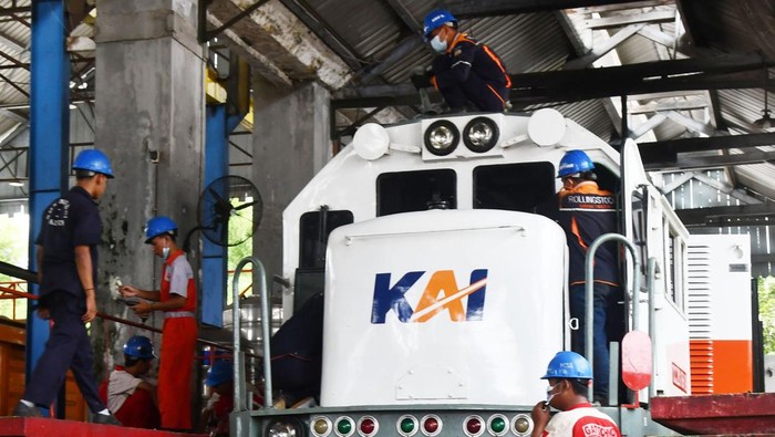 Teknisi melakukan perawatan lokomotif di Depo Lokomotif di kawasan Stasiun Kereta Api (KA) Madiun, Jawa Timur, Selasa (26/11/2024). PT KAI (Persero) Daerah Operasi (Daop) 7 Madiun melakukan perawatan 10 lokomotif dan 76 armada kereta sebagai upaya menjamin keselamatan perjalanan KA dalam rangka persiapan angkutan libur Natal dan Tahun Baru 2025. ANTARA FOTO/Siswowidodo/rwa.
