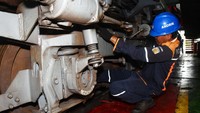 PT KAI (Persero) Daerah Operasi (Daop) 7 Madiun melakukan perawatan 10 lokomotif dan 76 armada kereta sebagai upaya menjamin keselamatan perjalanan KA dalam rangka persiapan angkutan libur Natal dan Tahun Baru 2025. 