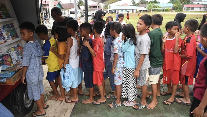 Sejumlah anak mengambil buku bacaan di perpustakaan keliling di Pulau Maratua, Berau, Kalimantan Timur, Selasa (26/11/2024). Perpustakaan keliling yang disediakan lembaga swadaya masyarakat itu dimanfaatkan oleh anak-anak pulau terluar utara Indonesia untuk membaca buku ilmu pengetahuan di luar pelajaran sebagai upaya mendorong minat baca masyarakat. ANTARA FOTO/M Risyal Hidayat/tom.