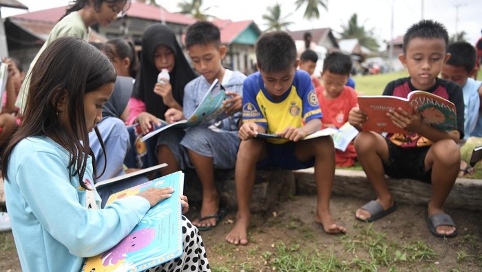 Sejumlah anak mengambil buku bacaan di perpustakaan keliling di Pulau Maratua, Berau, Kalimantan Timur, Selasa (26/11/2024). Perpustakaan keliling yang disediakan lembaga swadaya masyarakat itu dimanfaatkan oleh anak-anak pulau terluar utara Indonesia untuk membaca buku ilmu pengetahuan di luar pelajaran sebagai upaya mendorong minat baca masyarakat. ANTARA FOTO/M Risyal Hidayat/tom.