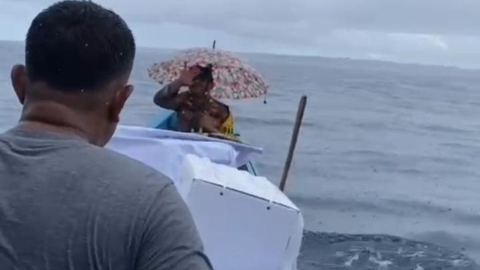 Personel Polres Nisel saat mengantarkan logistik Pilkada 2024 ke pulau-pulau kecil, menggunakan perahu kayu nelayan. (dok Istimewa)