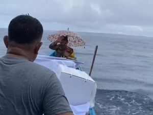 Naik Perahu Nelayan, Polisi di Nisel Hadapi Badai saat Kawal Kotak Suara