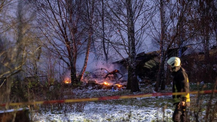 The wreckage of the DHL cargo plane is seen at the crash site near Vilnius International Airport, Lithuania November 25, 2024. Lukas Balandis/BNS via REUTERS ATTENTION EDITORS - THIS IMAGE HAS BEEN SUPPLIED BY A THIRD PARTY. LITHUANIA OUT. NO COMMERCIAL OR EDITORIAL SALES IN LITHUANIA     TPX IMAGES OF THE DAY