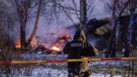 Dilansir Reuters, pesawat ini lepas landas dari Leipzig, Jerman, dan jatuh di kawasan perumahan di Liepkalnis, sekitar 1,3 km dari landasan pacu bandara Vilnius. 
