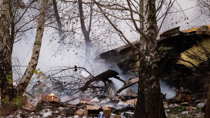 The wreckage of the DHL cargo plane is seen at the crash site near Vilnius International Airport, Lithuania November 25, 2024. Lukas Balandis/BNS via REUTERS ATTENTION EDITORS - THIS IMAGE HAS BEEN SUPPLIED BY A THIRD PARTY. LITHUANIA OUT. NO COMMERCIAL OR EDITORIAL SALES IN LITHUANIA     TPX IMAGES OF THE DAY