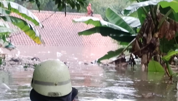 Petugas BPBD mengevakuasi warga yang terjebak di atap rumahnya saat banjir 3 meter merendam kediamannya. Foto: Dok. Istimewa