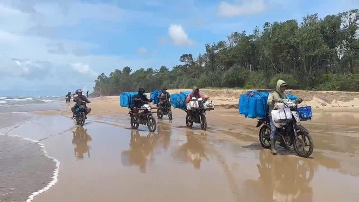 Petugas melewati gunung dan laut untuk mengirim logistik pilkada ke wilayah pelosok