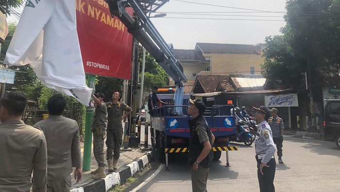 Petugas mencopot APK Pilkada 2024 menggunakan crane di Kota Jogja. Foto diunggah pada Selasa (26/11/2024).