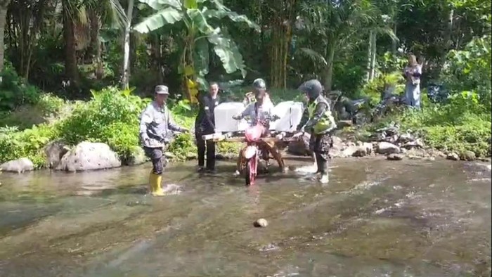 Petugas saat mengirim logistik Pilkada di Tasikmalaya