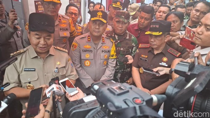 Pj Gubenur DKI Jakarta Teguh Setyabudi bersama Kapolda Metro Jaya Irjen Karyoto dan Pangdam Jaya Mayjen TNI Rafael Granada Baay meninjau kesiapan sejumlah TPS. (Brigitta Belia/detikcom)