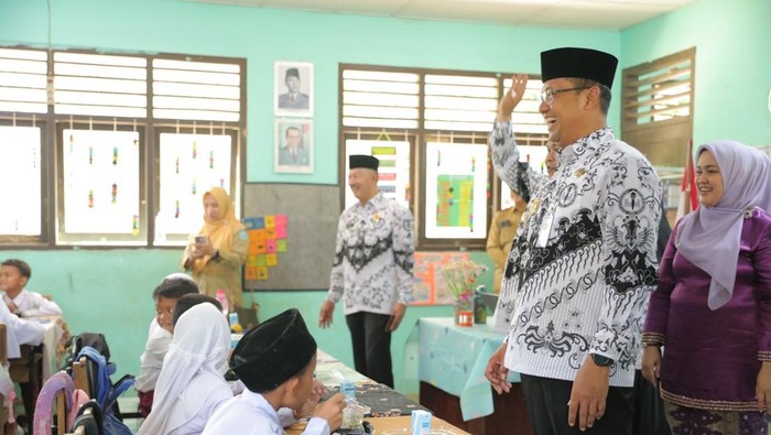 Pj Gubernur Babel Sugito meninjau simulasi makan bergizi gratis di Bangka.