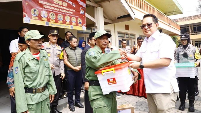 Pj Gubernur Jawa Timur Adhy Karyono menyerahkan logistik ke petugas secara simbolis di Pamekasan