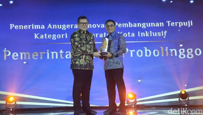 Pj Wali Kota Probolinggo M. Taufik Kurniawan menerima penghargaan detikJatim Awards 2024.