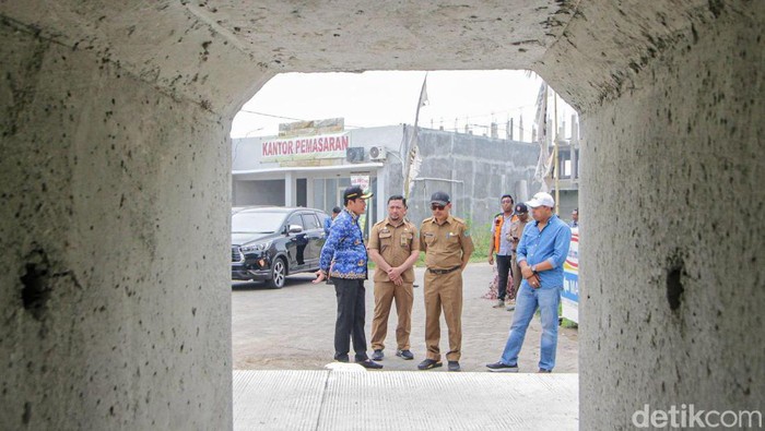 Plt Bupati Sidoarjo meninjau proyek jembatan